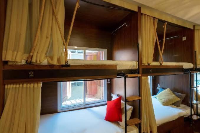 100 Years Building Bangkok Old Town By Seen Hostel Extérieur photo